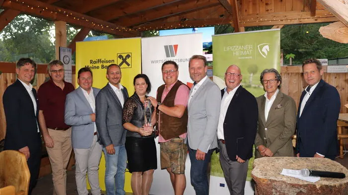 Mit einem Grillabend feierten über 100 Unternehmer beim Winzerhof Wiednermichl in Krottendorf-Berg die Verleihung des Peter Kalcher Awards des Jahres 2019.