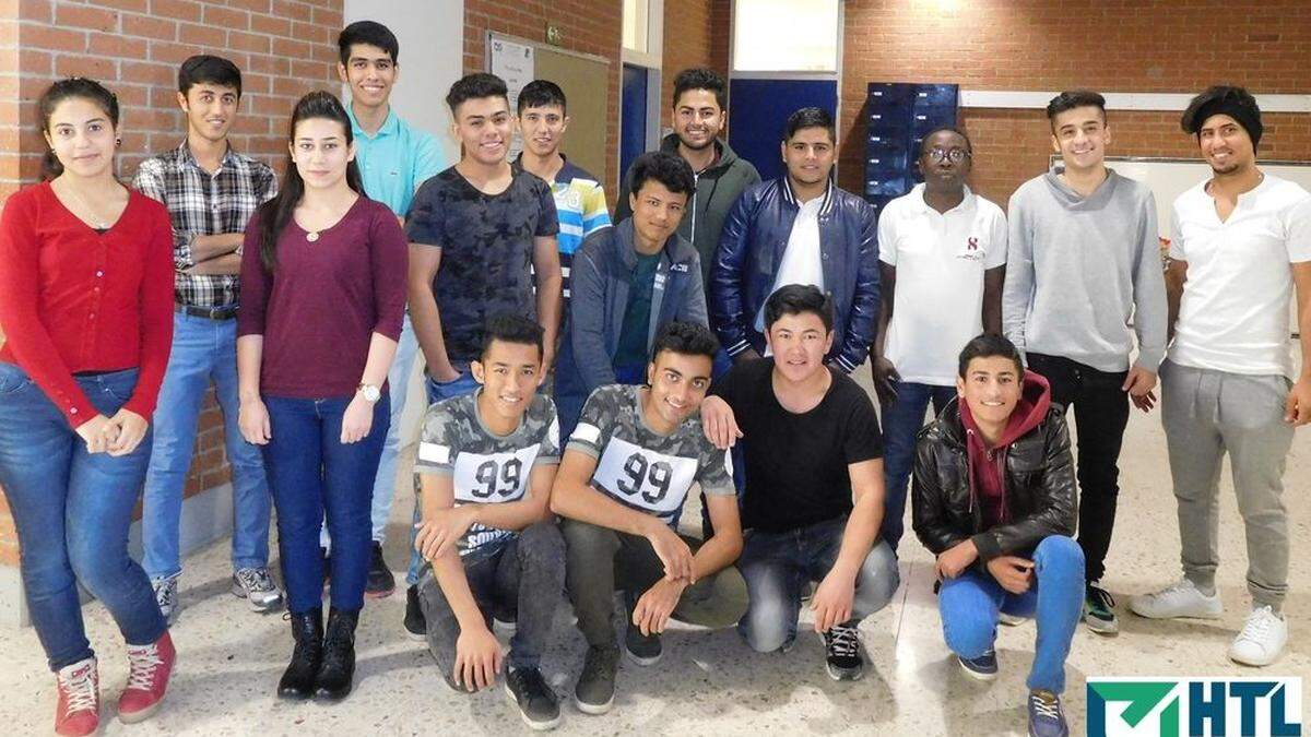 16 junge Menschen aus verschiedenen Ländern, die nun im Bezirk Weiz leben, besuchten die internationale Klasse an der HTL Weiz	