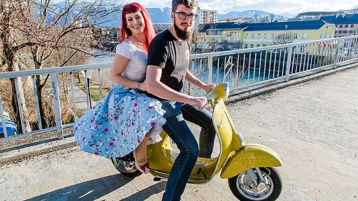 Jungunternehmer Alexander Elbe pilotiert die umgebaute Vespa: Statt Benzin „schluckt“ deren Motor (hoffentlich) umweltfreundlichen Strom 