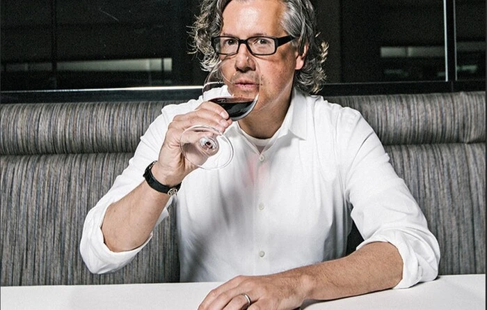 Der Trend des Ticketsystems bei Restaurants geht zurück auf das Jahr 2011, als Nick Kokonas in seinem Chicagoer Restaurant Next ein Ticketsystem lancierte, gefolgt von Alinea im Jahr 2012