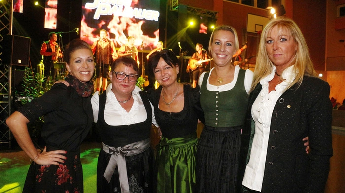 Fesche Madln im Dirndl und stramme Steirer in Lederhosen...