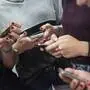 Bild zeigt Jugendliche mit Handys in der Hand