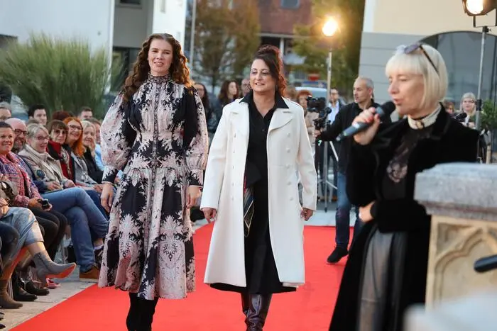 Mehr als 40 Models und Dressmen führten Mode für die unterschiedlichsten Anlässe vor.