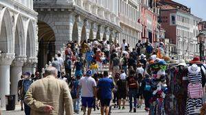 Zahlreiche Touristen strömen durch Venedig.