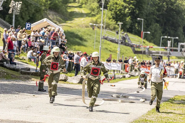In den Wettkämpfen treten die Feuerwehren in Neunergruppen gegeneinander an.