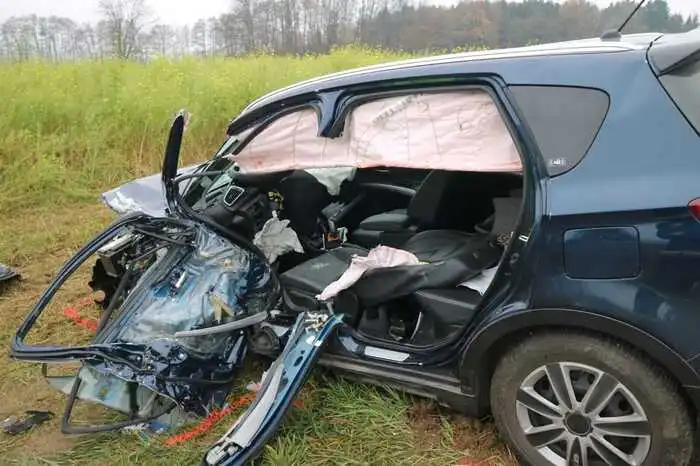 Die B54 musste bis 12.45 Uhr teilweise gesperrt werden. Der Verkehr wurde wechselweise an der Unfallstelle vorbeigeleitet. Neben den anderen Einsatzkräften war auch die Polizei vor Ort.