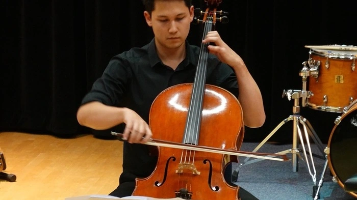 Vor bald 21 Jahren begann Dominik Stelzmüller mit vier Jahren seine Cello Ausbildung bei Georg Ludvik an der Musikschule Weiz.