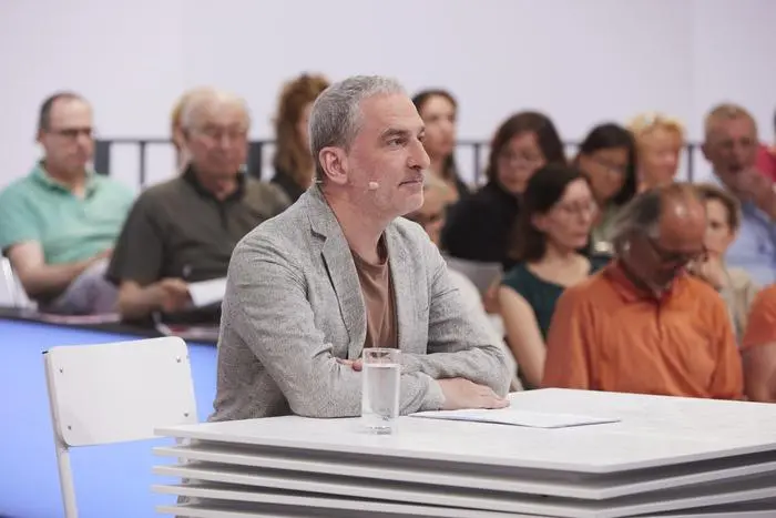 49. Tage der deutschsprachigen Literatur - Ingeborg-Bachmann-Preis 2025 - Lesungen und Diskussionen - 49. Tage der deutschsprachigen Literatur 2025, Ingeborg-Bachmann-Preis Tag 2, Lesungen und Diskussionen, Boris Schumatsky - Im Bild: Boris Schumatsky. Foto: ORF/ORF - Kärnten/Johannes Puch. Veröffentlichung honorarfrei nur für redaktionelle Berichterstattung in Sendungszusammenhang und mit Copyrightangabe. Kontakt: foto@orf.at