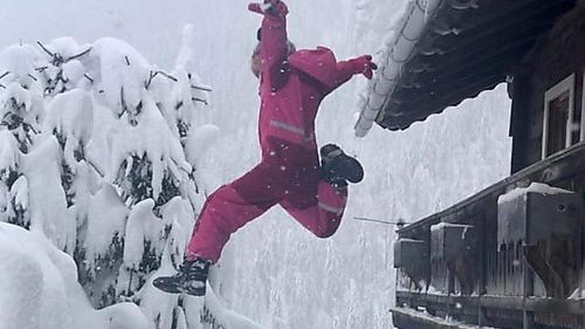 Ein Sprung in den tiefen Schnee