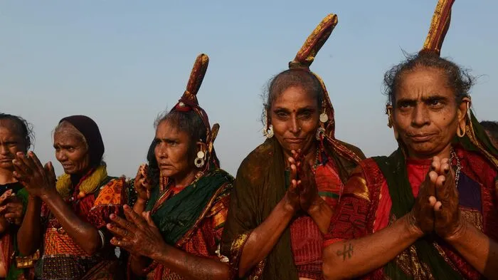 Im Jänner treffen sich jedes Jahr Zehntausende am Ganges, um sich in dessen Fluten zu werfen.