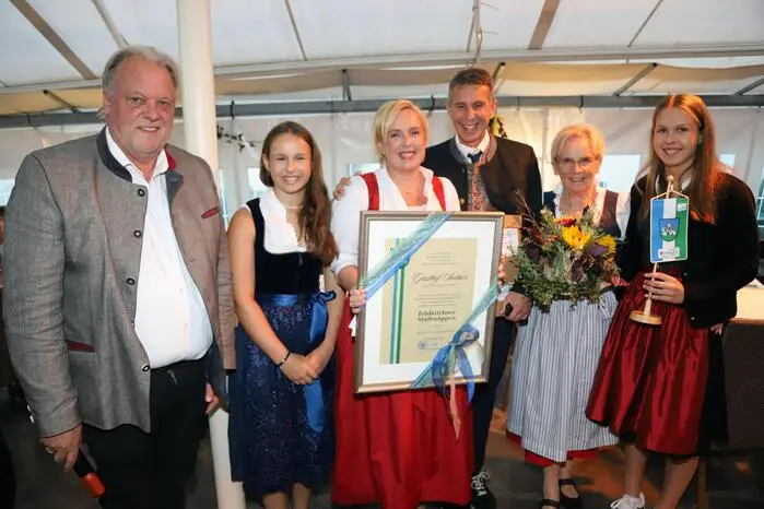 Davor überreichte der Bürgermeister Martin Treffner, offizielle die Verleihung des „Feldkirchner Stadtwappens“ an die Familie Berger/Göderle.
Am Foto von Links: Bgm. Martin Treffner, Christin (Tochter), Christine Berger, Karl Berger, Anna Göderle und Carolin Berger (Tochter).