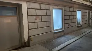 Hinter diesen verklebten Fensterscheiben befindet sich die Moschee