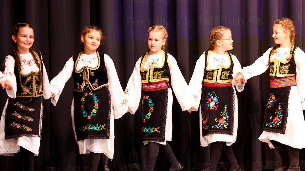 Zahlreiche Tanzvereine tanzten heute beim zweiten Grazer Folklore Festival