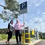 St. Radegunds Bürgermeister Hannes Kogler und Vizebürgermeisterin Heidemarie Taibinger beim Notparkplatz nahe der Talstation. Dieser ist bereits kostenpflichtig   