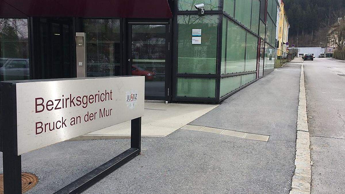 Der Angeklagte wurde im Bezirksgericht Bruck zu vier Monaten Freiheitsstrafe bedingt auf drei Jahre verurteilt