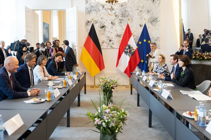 Am Nachmittag traf Habeck Arbeits- und Wirtschaftsminister Martin Kocher sowie Europaministerin Karoline Edtstadler (beide ÖVP). Edtstadler betonte nach der Unterredung: "Die Herausforderungen bei der Energieversorgung sind enorm, hier brauchen wir europäische Lösungen." Gleichzeitig können die Länder gegenseitig die Erfahrungswerte von anderen Mitgliedstaaten nutzen.