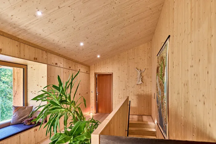 Holzbaupreis für Private Wohnbauten - Handwerkspreis: Haus Desimini Urteil der Jury:In seiner klar durchgezogenen Holzkonstruktion schafft der Bau ein angenehmes Wohnklima. Ohne übertriebenes Raumkonzept und doch mit raffinierten räumlichen Ideen entstand ein Familienwohnraum, der mit hoher handwerklicher Qualität langlebiges Wohnen möglich macht. In diesem Einfamilienhaus stimmt der Maßstab.