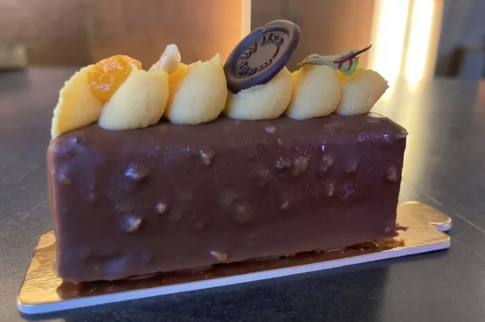 Die Törtchen und Tartelettes - unter anderem dieses mit Haselnussnougat und Passionsfrucht - können am Genussgut Krispel gekauft und auf der Website bestellt werden.