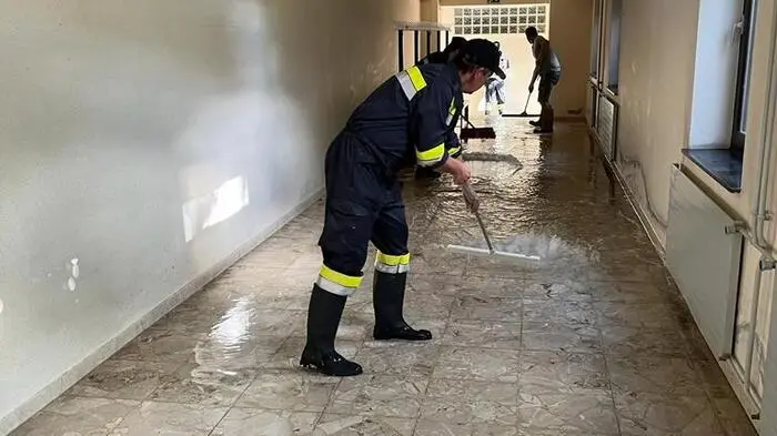 Die Freiwillige Feuerwehr Mureck stand für mehr als vier Stunden im Einsatz, um die Mittelschule Mureck vom Hochwasser zu befreien. "Sie haben so fleißig gearbeitet", möchte sich Direktorin Berghold bei den Einsatzkräften bedanken. Auch Bürgermeister Strein sei stolz auf die Höchstleistungen, die in seiner Gemeinde erbracht wurden.