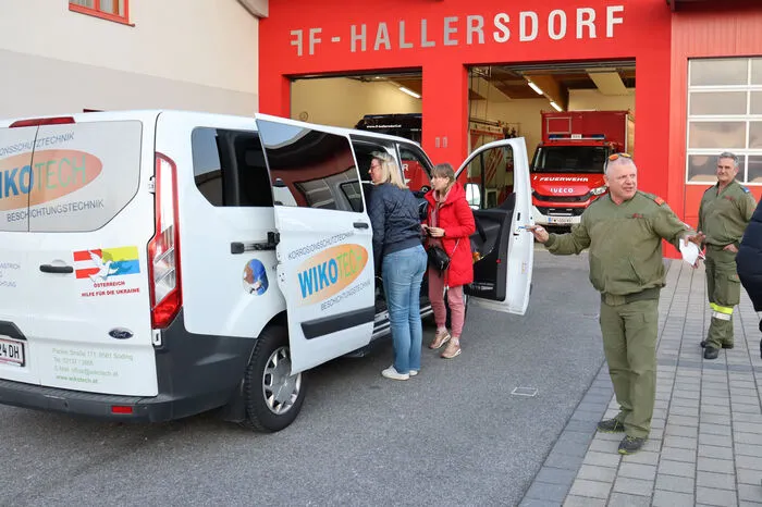 Bussen von regionalen Unternehmen und Feuerwehrautos wurden die Waren an die ukrainische Grenze bei Polen beziehungsweise Ungarn gebracht.