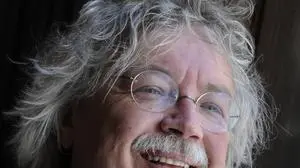 ABD0021_20150825 - WIEN - ÖSTERREICH: ZU APA0102 VOM 25.8.2015 - Der österreichische Schriftsteller Karl-Markus Gauß am Montag, 24. August 2015, während eines Interviews mit der APA - Austria Presse Agentur in Wien. - FOTO: APA/HERBERT PFARRHOFER