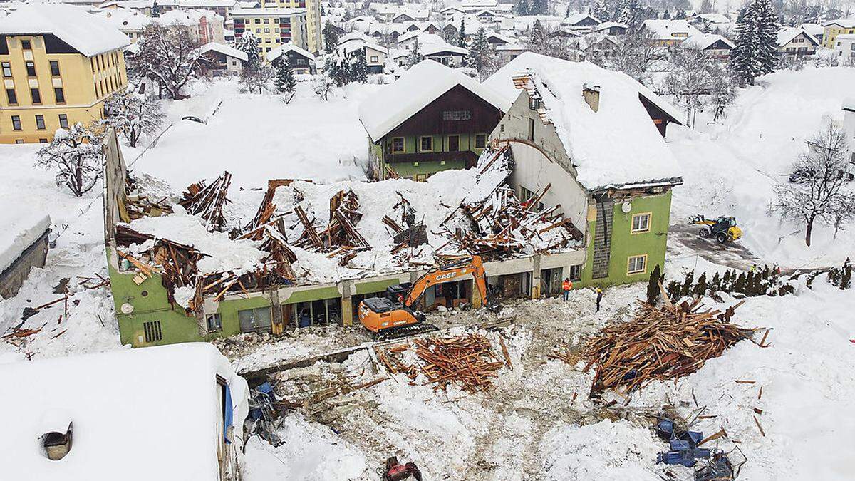 In Lienz wurde nach dem Einsturz einer Halle am Sonntag aufgeräumt