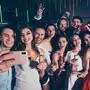 Achtung, Selfie: Eine feucht-fröhliche Runde mit Freunden wird gleich mal auf „Insta“ gepostet