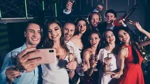 Achtung, Selfie: Eine feucht-fröhliche Runde mit Freunden wird gleich mal auf „Insta“ gepostet