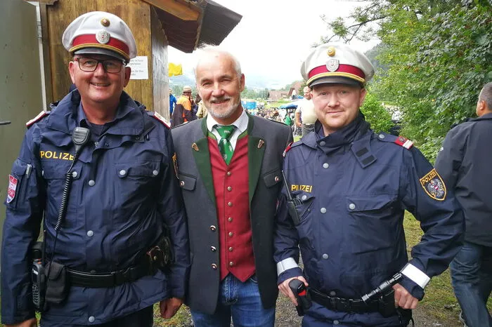 Bürgermeister Rudolf Mürzl mit Vertretern der Polizei.