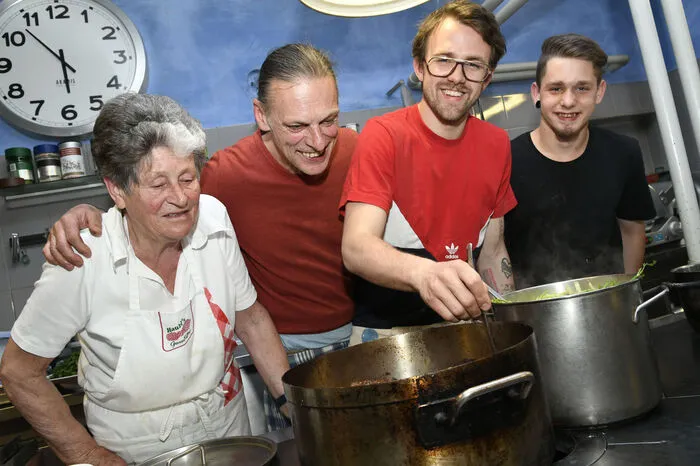Das kulinarische Herz vom Kleinsasserhof: Die Küche, hier werkt Josef Gasser mit seinem Team, wir durften einmal ganz kurz hineinschauen...