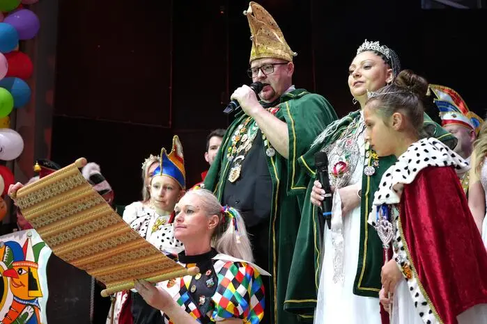 Landesprotokoller Kurt Peter Jermann und Alexander Brunner überreichten die Gardeverdienstorden des Bundes in Gold mit Schmucksteinen an Vanessa Brunner, in Gold an Hannah Bärnthaler und in Silber an Elena Hollerer. Der Bundesverdienstorden wurde an Luisa Sperlich, Gitti Weißhap und Heidi Temmnitzer verliehen.