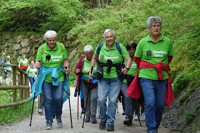 Beim Weg durch die Klamm bilden sich schnell Grüppchen