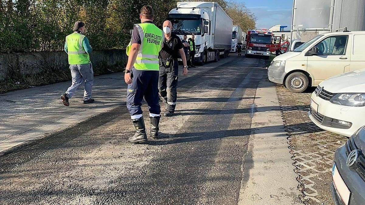 Die Feuerwehren Wildon und Lebring mussten 200 Liter Diesel von der Straße entfernen