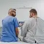 Arzt und Adipositas-Patient im Gespräch