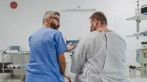 Arzt und Adipositas-Patient im Gespräch