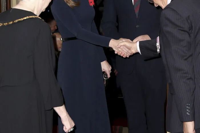 Dementsprechend auf Distanz war man auch an diesem Abend. Hier Prinz William mit Kate.