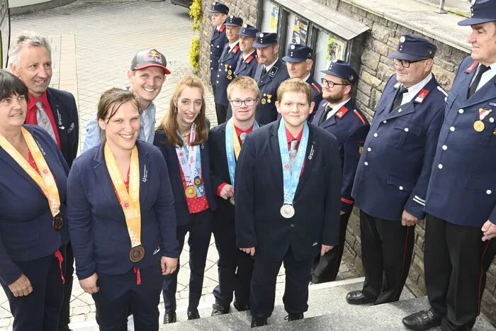Die SportlerInnen mit Coach Arnold Struggl und Thomas Morgenstern wurden von einem Ehren-Spalier der Feuerwehr vor dem Kulturhaus empfangen.