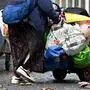 Auf der Straße zu wohnen, bedeutet auch seine Packerl herumzuschleppen