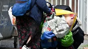 Auf der Straße zu wohnen, bedeutet auch seine Packerl herumzuschleppen