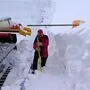 Die Schanzen der Erzbergarena werden von den Schneemassen befreit