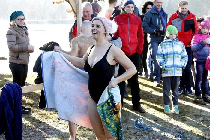...schlüpften die hartgesottenen Schwimmer bei tief frostigen Temperaturen in ihre Badeanzüge.