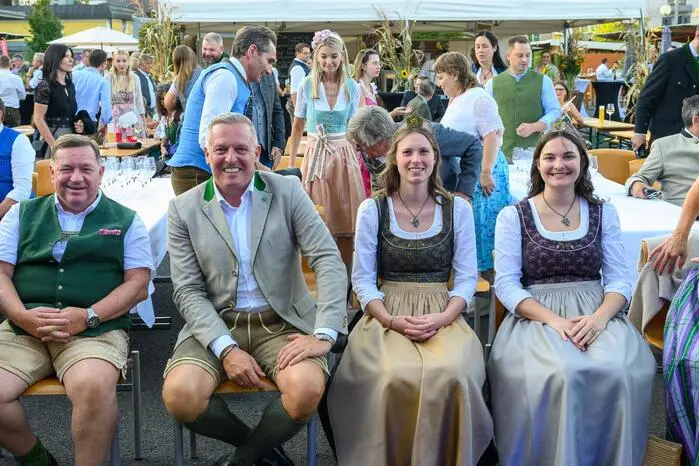 Auch Ex-Landesrat Werner Amon und Landeshauptmann Mario Kunasek gesellten sich zu den Weinhoheiten Magdalena Niederl und Weinhoheit Antonia Hiebaum