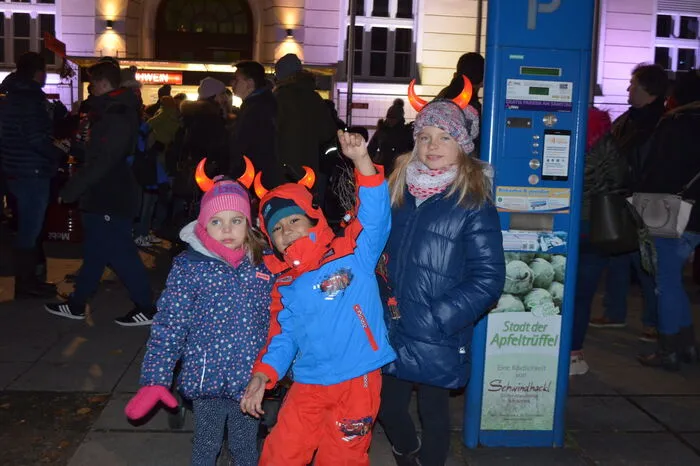 Die Kinder freuten sich über ihre neuen Krampushörner.