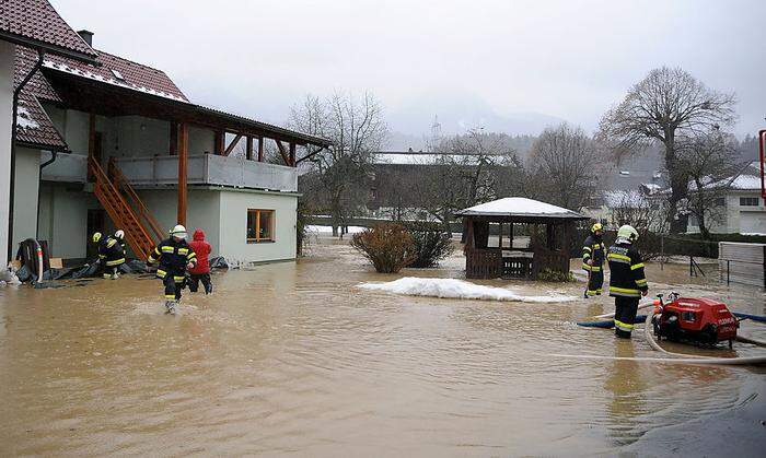 Überflutete Straßen, Gärten und Keller beschäftigen die Feuerwehren in der Gemeinde Finkenstein