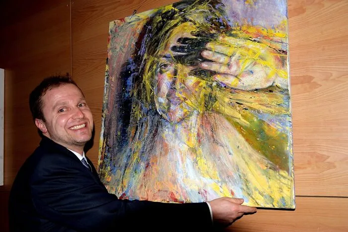 Seit kurzem wohn Maler Peter Zoppoth in der Gemeinde, der Bilder in Öl-, Kreide- und Kohletechnik beim Neujahrsempfang ausstellte.