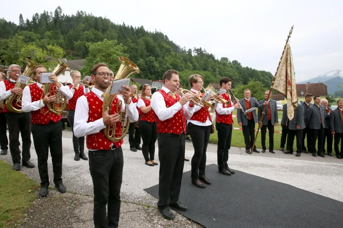 Und beim anschließenden Frühschoppen sorgte der Musikverein der Donauchemie Brückl unter Kapellmeister Heinz Gritzner (rechts) für den musikalischen Aufputz. 