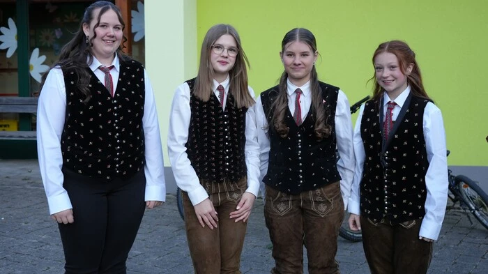 Den Auftakt des Frühlingskonzertes machte das Jugendblasorchester unter der Leitung von Kapellmeisterin Elisabeth Poier, die auch den Musikverein abwechselnd mit Kapellmeister-Stellvertreter Samuel Kogler dirigierte. Die Begrüßung nahm Obmann Christoph Koini vor. Auf dem Programm standen neun Musikstücke vom „Colonel Bogey Marsch“ bis zum „Deutschmeister Regimentsmarsch“. Beim Musikstück „Trompeten Heimweh“ traten Michael Kogler und Nadine Poier als Trompetensolisten auf.