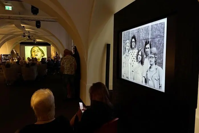 Nach dem Fototermin mit allen MusikerInnen plus Landtagsabgeordnete Theresia Heil und Bürgermeister Franz Jost ging es ins „multimediale Kino“, wo ein Ausschnitt von  „100 Jahre Austropop“ von Rock-Professor Dolezal gezeigt wurde.