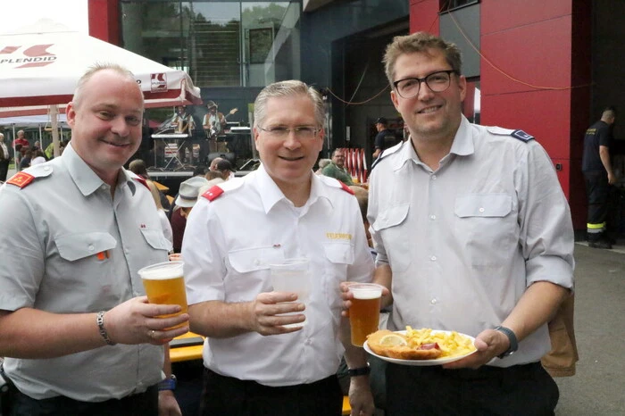 FF-Kommandant Markus Korath (links) und Kameradschaftsführer Herwig Höfferer (rechts) konnten zahlreiche Besucher, wie etwa den St. Veiter Stadtgemeindechef Martin Kulmer (Mitte) mit Amtskollegen Wolfgang Grilz (St. Georgen/Längsee) sowie Landtagsabgeordneten Günter Leikam willkommen heißen. 