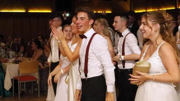 Gemäß dem Ballmotto „Walk of Fame – Ein Abgang mit Filmriss“ brachten 43 hoch motivierte „junge Sterne“ die liebevoll dekorierte Fürstenfelder Stadthalle zum Strahlen und machten damit die Nacht zum Tag.
